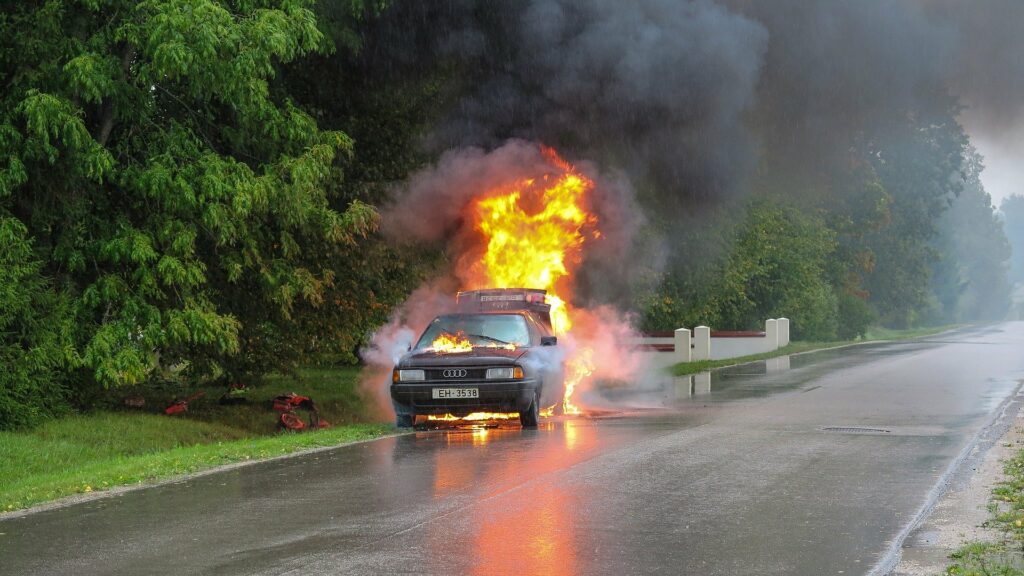 Brennendes Auto mit Kfz Schaden in Düsseldorf